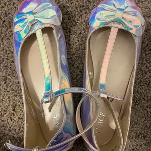 The childrens place size 4 girls holographic dress shoes flats